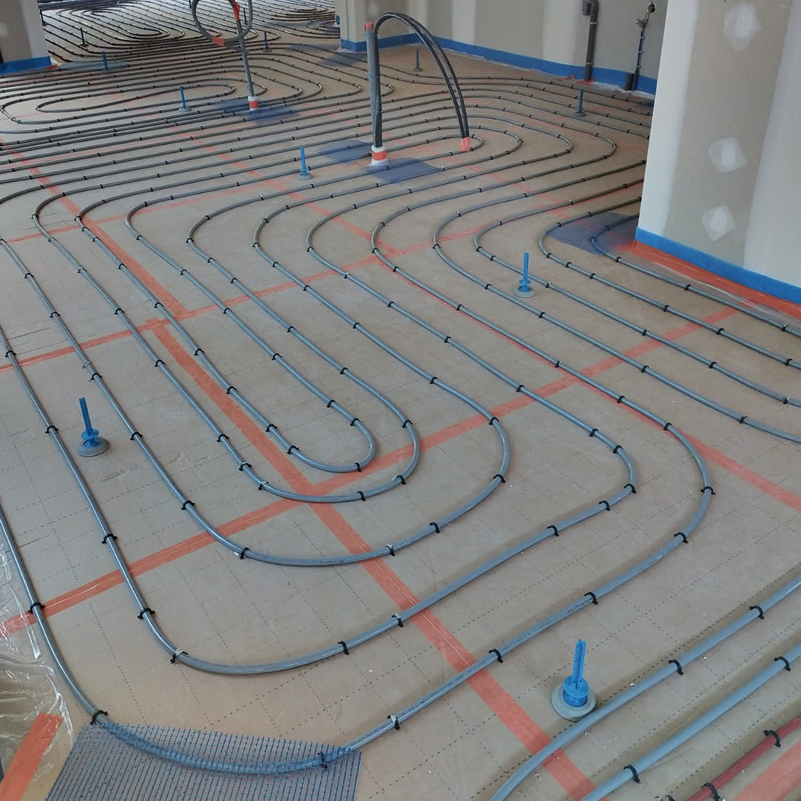 réseau eau / électrique en place du plancher chauffant, enrobage parfait de la chape C20F4 fibré