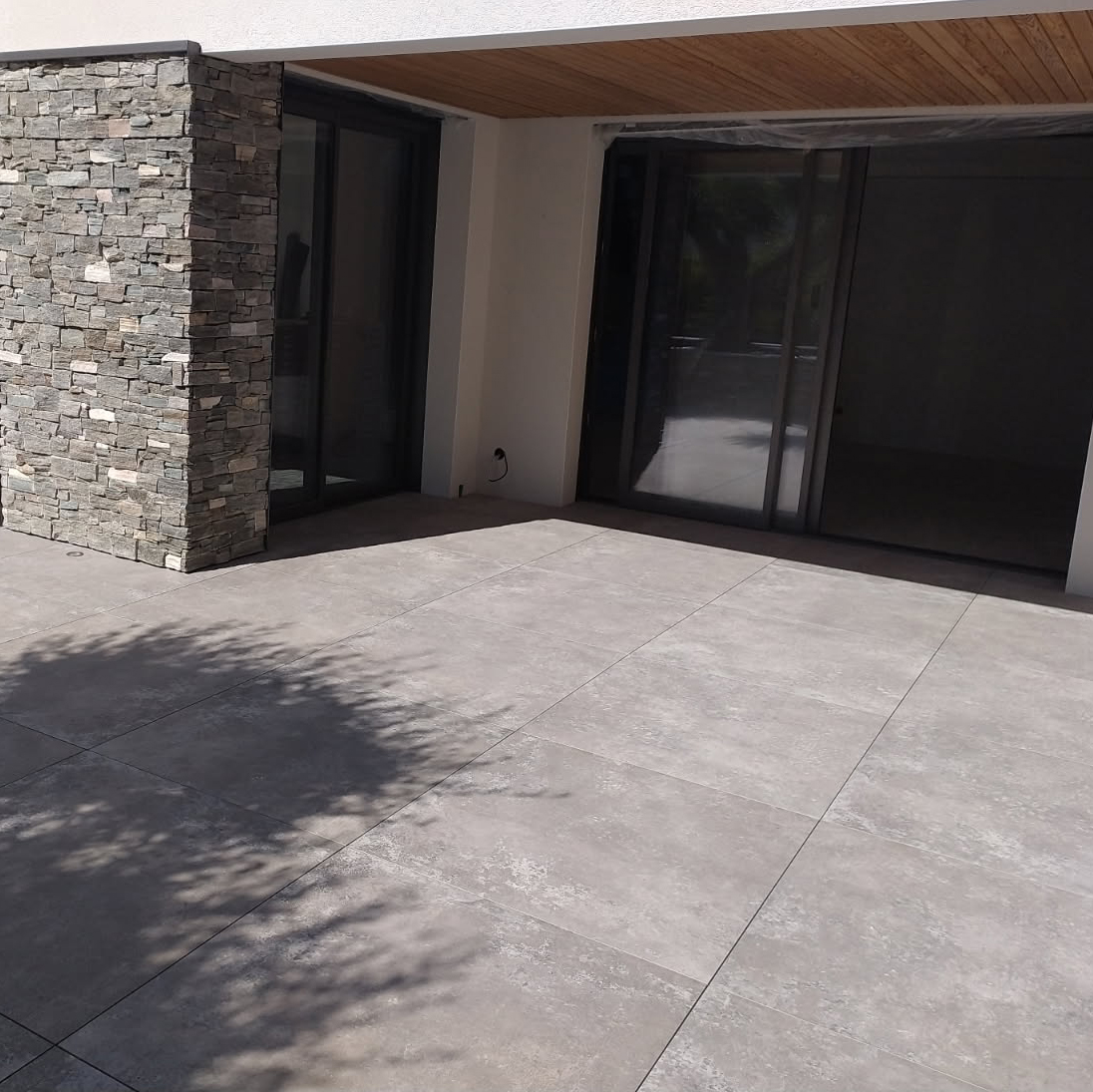 carrelage gris carré grand format pour terrasse