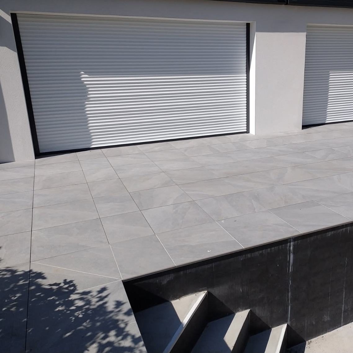 terrasse carrelée pour piscine